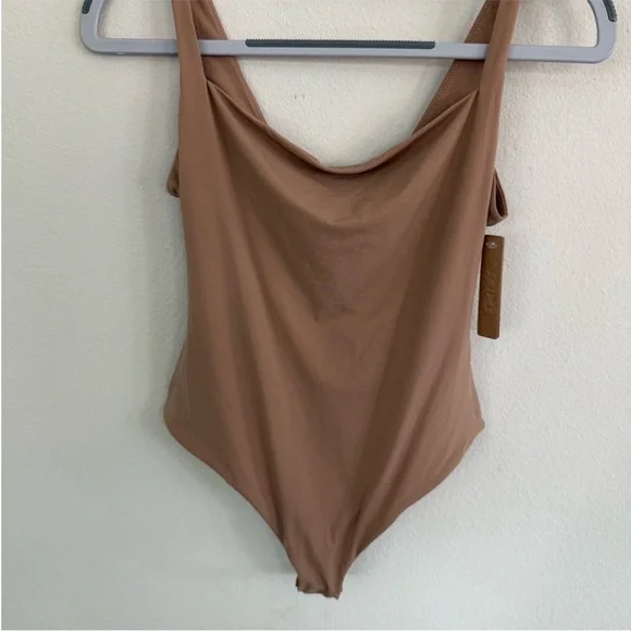SKIMS FITS EVERYBODY SQUARE NECK BODYSUIT - Picture 4 of 7
